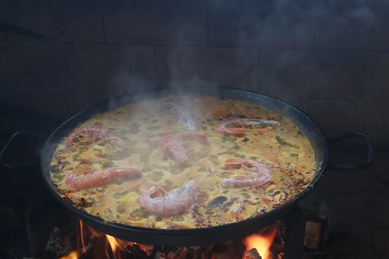 Descubre la auténtica fideuà en Valencia: una delicia turística para tu próximo viaje