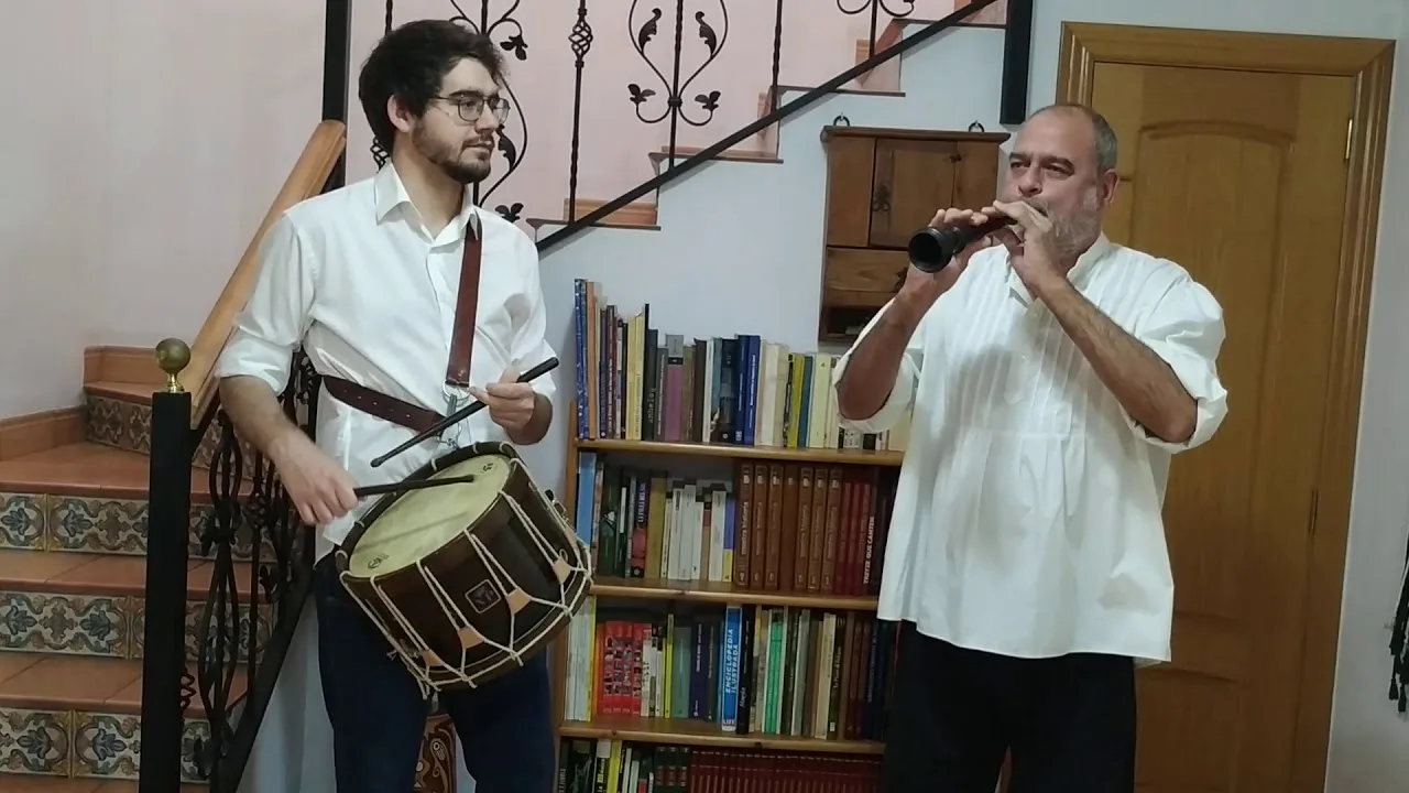 Descubre la magia de la dolçaina i tabal en tu viaje por la música valenciana