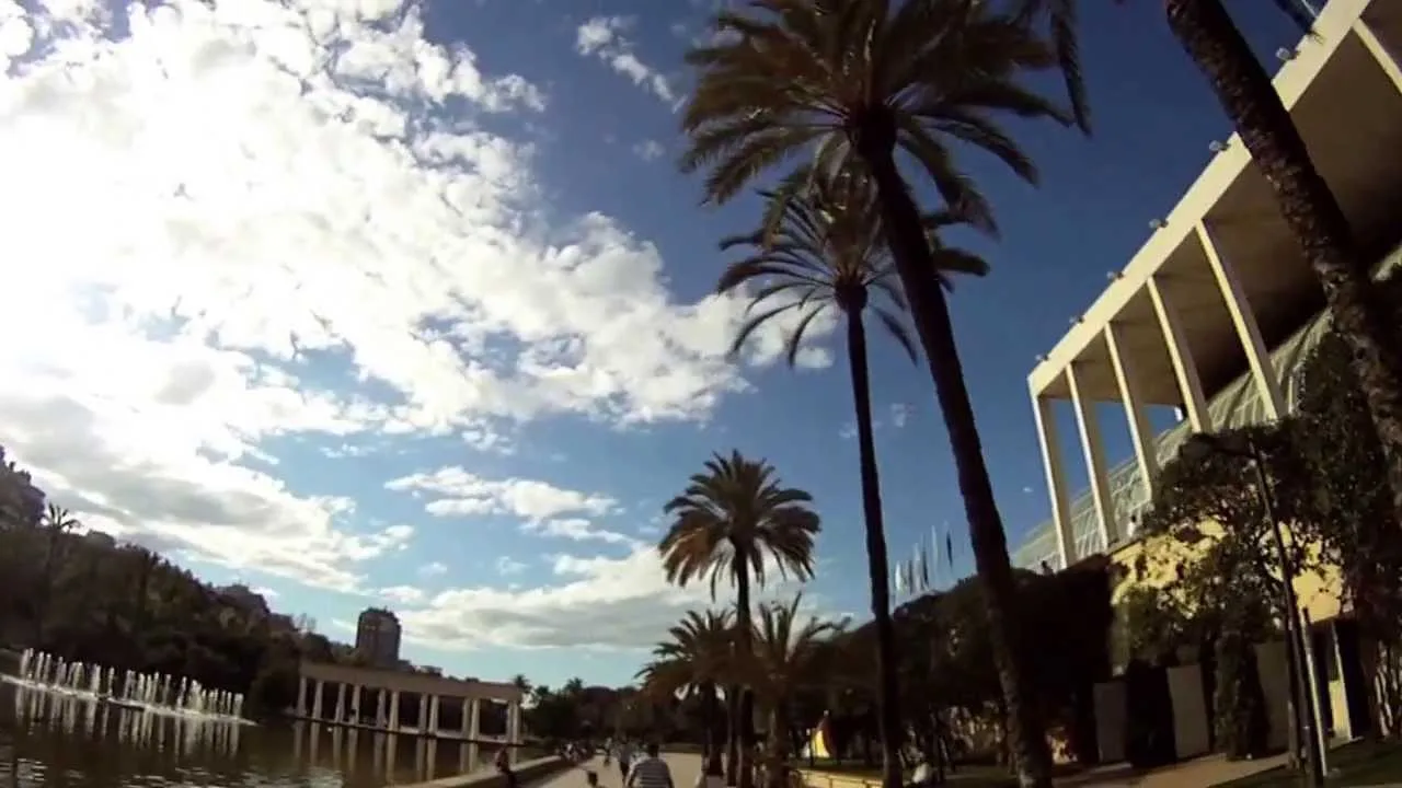 Descubre el encanto de pasear en bicicleta por el antiguo cauce del río Turia en Valencia: una experiencia única de turismo activo