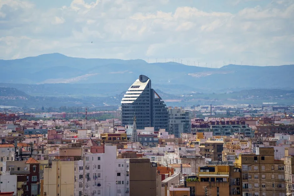 Descubre el encanto de pasear por la Plaza de la Reina en Valencia: una experiencia turística imperdible en tu viaje
