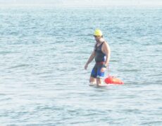 Turismo acuático en Valencia: Descubre la Playa de la Malvarrosa para practicar deportes en el mar