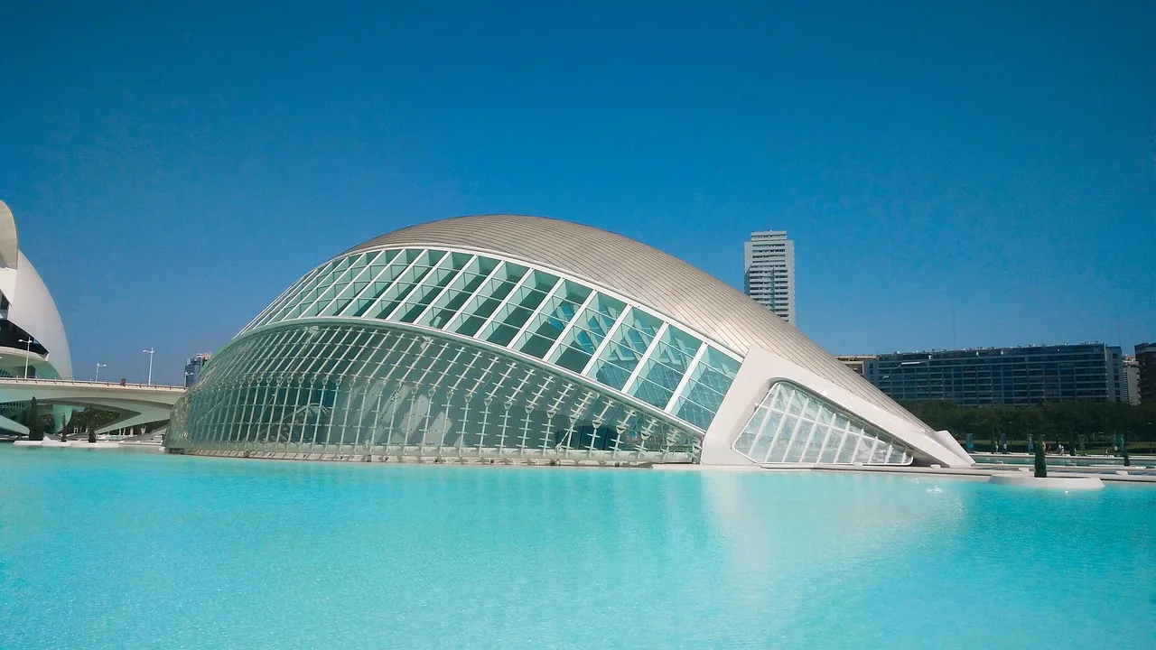Descubre el encanto del turismo en Valencia: Tomar un café en la Plaza Redonda