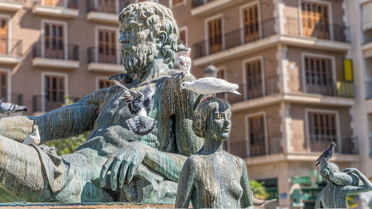 Descubre la mejor ruta de turismo en Valencia: Tomar una copa en la Calle Alta